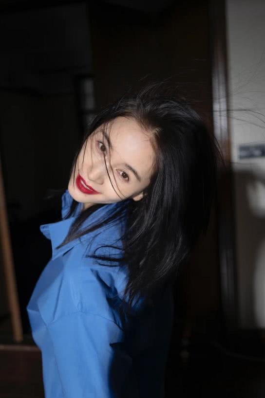 王子文的衬衫真提神,肥大服装下身材娇小太美了