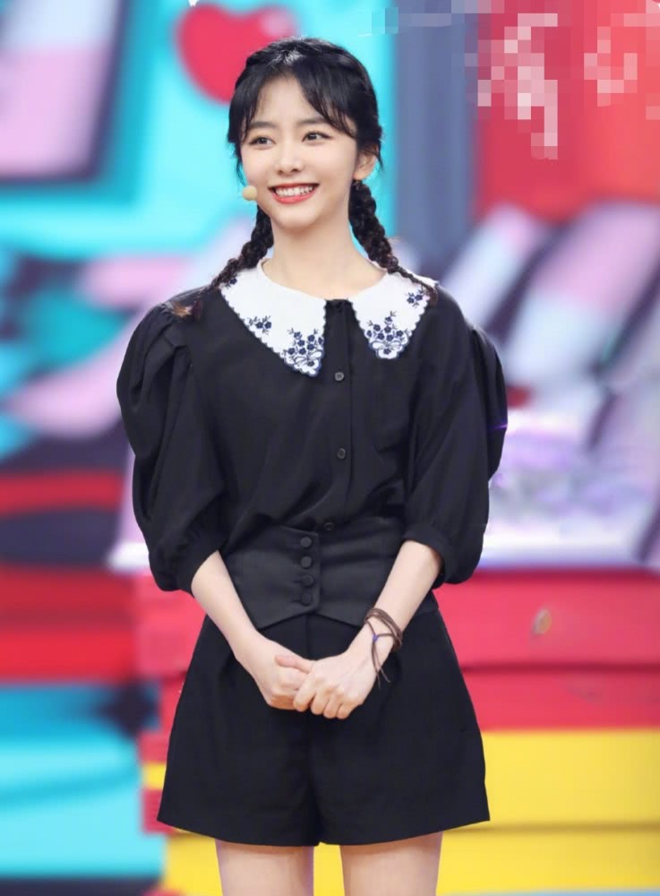 谭松韵娃娃衫配双麻花辫,小学生都不敢这么穿