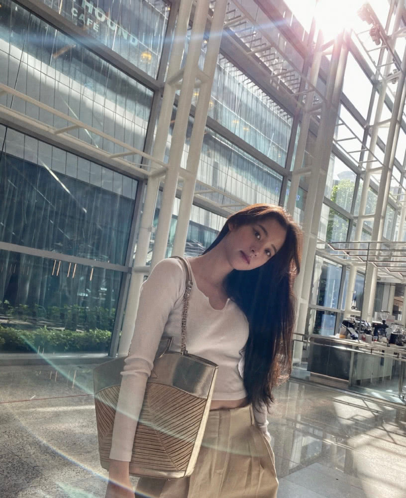 欧阳娜娜简约白T加浅棕阔腿裤,身材比例让人羡慕