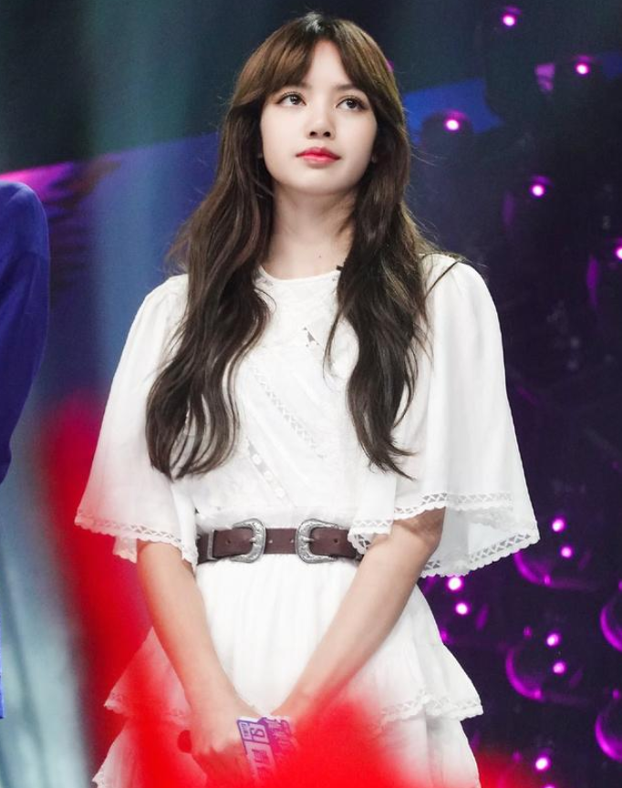 LISA换掉齐刘海露出高额头,更像芭比娃娃了