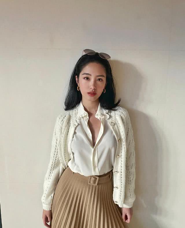 杨采钰衬衫少系两个扣搭配随性,时髦造型太抢眼