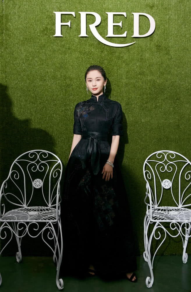 王子文穿黑色中国风连衣裙亮相,气场没少反而更强大