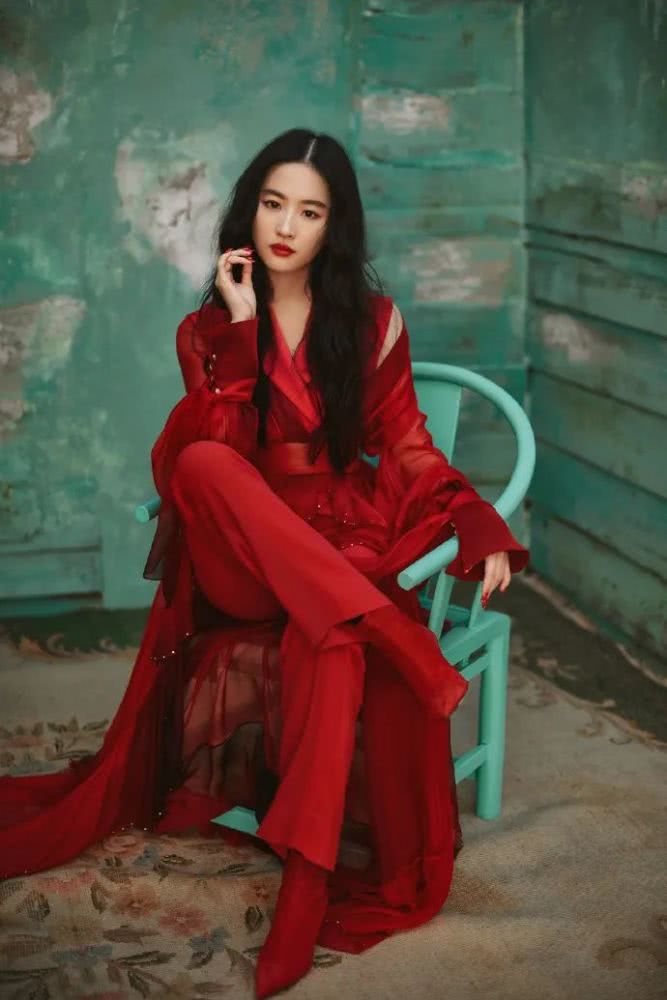 刘亦菲登时尚杂志，明媚红衣配浓妆比清纯神仙姐姐还要好看
