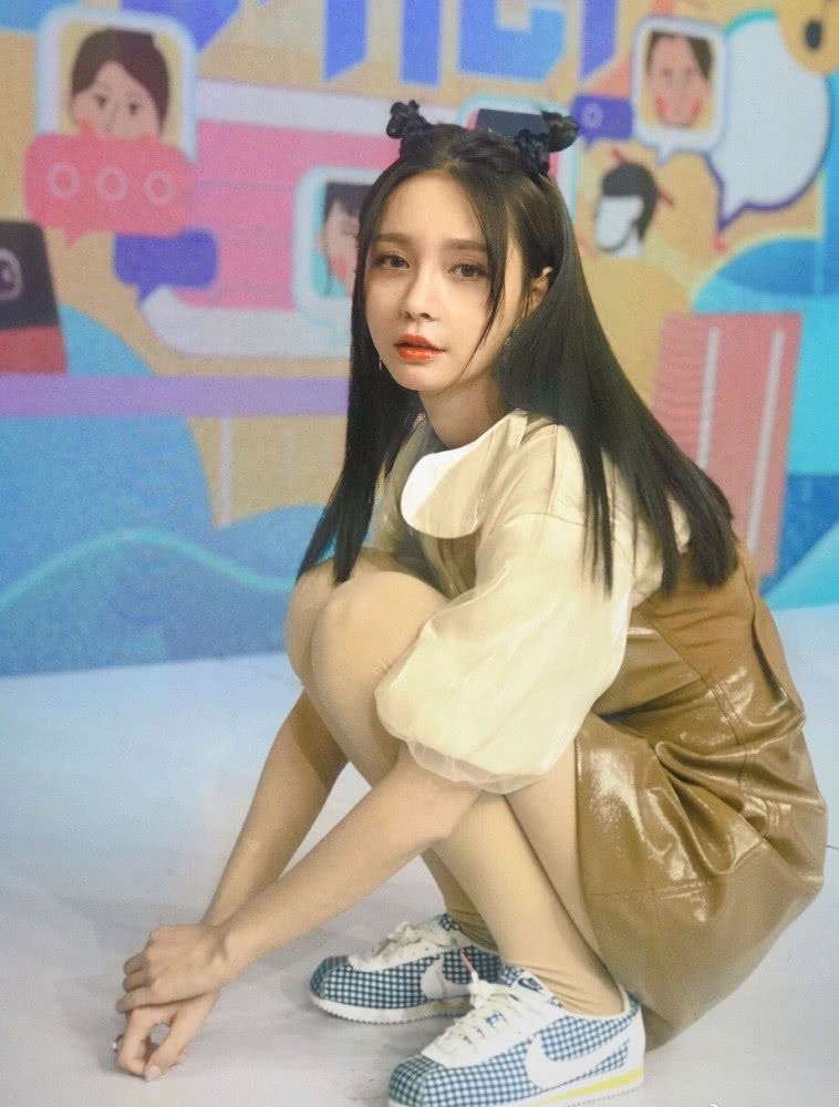 沈梦辰和吴宣仪同为双丸子头造型卖萌，却看不出年龄差，你更喜欢谁呢？