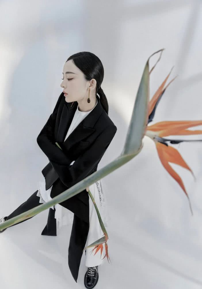 古力娜扎全新大片演绎冷酷职场美人，西装革履气场太强