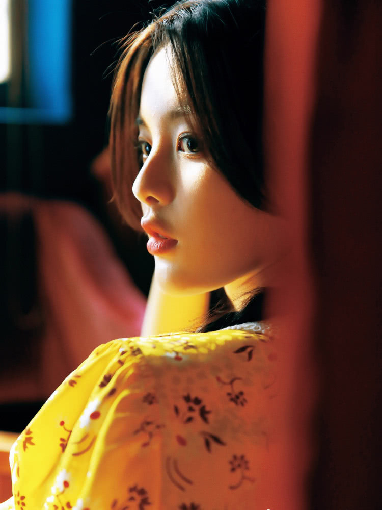 杨超越衣品逆袭，穿21650元碎花裙意外凹出高级感！