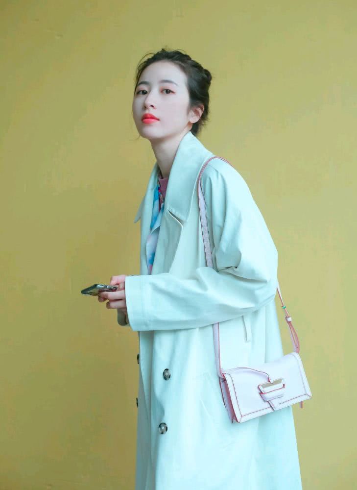 周雨彤穿米白色工装搭配同色系休闲裤,又酷又时尚