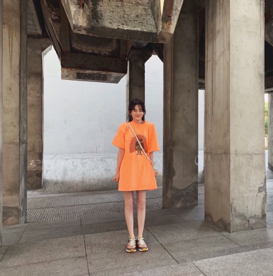 宋祖儿更新穿搭美照，热裤搭配高筒靴再加大长腿太霸屏