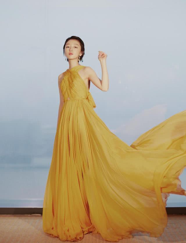 2020春天告别沉闷,试试明星们的淡黄色长裙,显白又时髦