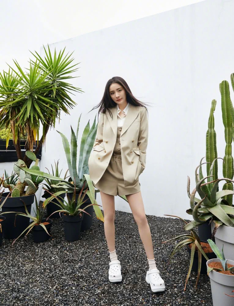 杨幂穿短裤西装配老爹洞洞鞋,这气场太强大了