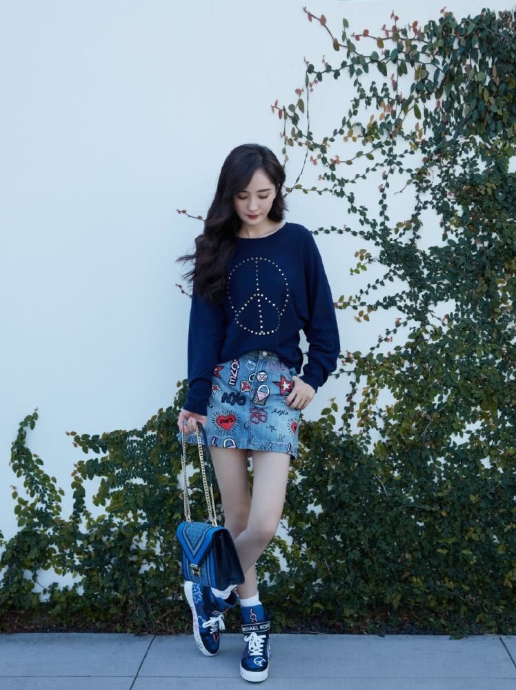 杨幂穿短裤西装配老爹洞洞鞋,这气场太强大了