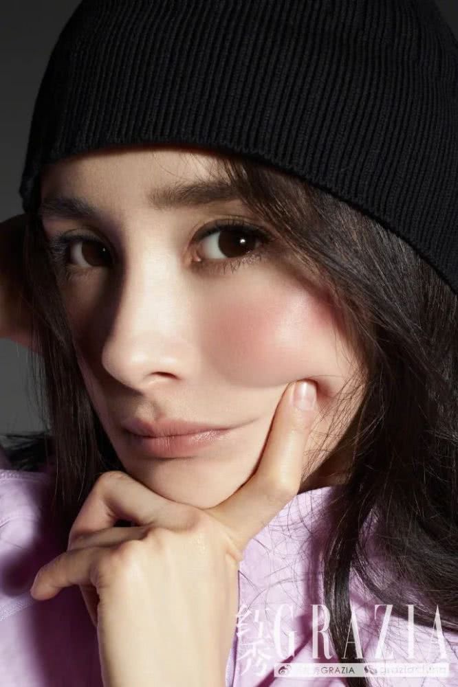 杨幂顶着“高原红”拍时尚杂志，高级感一点都不差