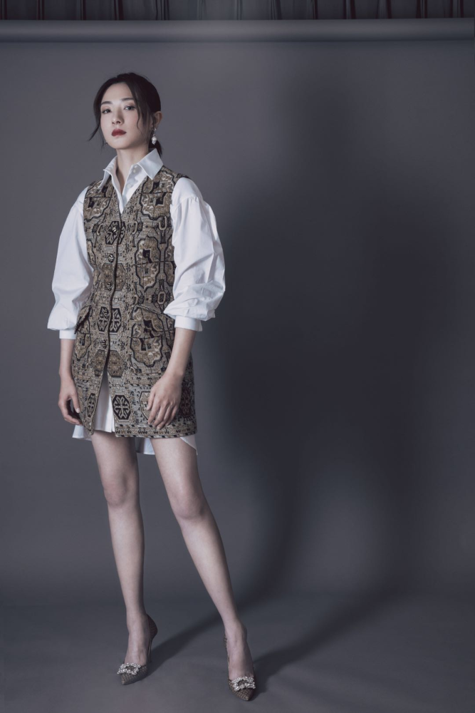 万茜气质温婉独特,穿梅子色斜肩连体裤优雅高贵