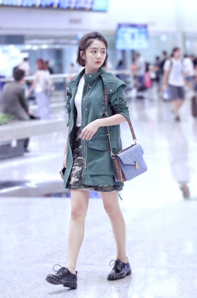 谭松韵穿衣轻纱裙绑个小辫子,看起来只有18岁