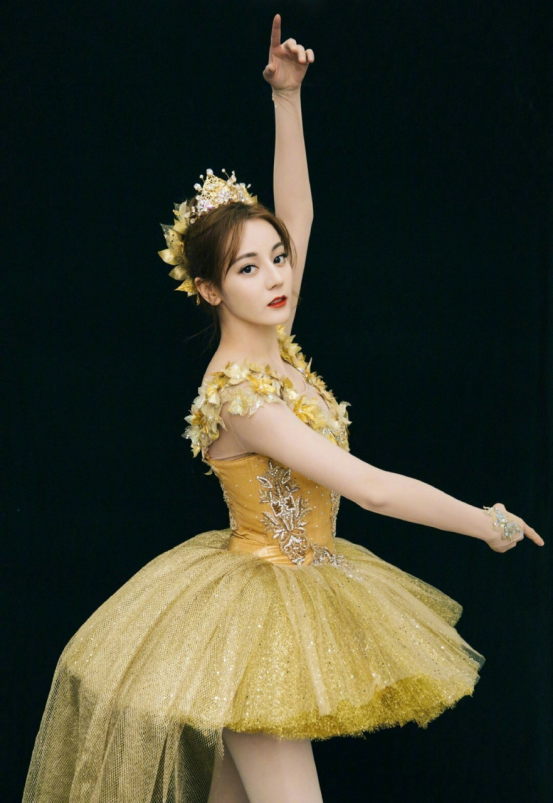 女星淡黄色长裙穿搭大赏,倪妮大气优雅,热巴精致像小公主