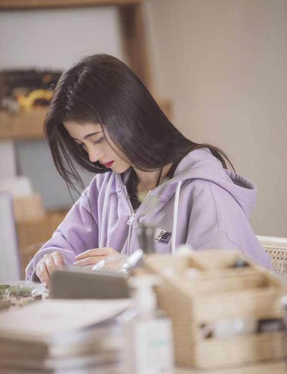 鞠婧祎穿香芋紫拉链卫衣录制综艺温柔又清新,满屏少女感!