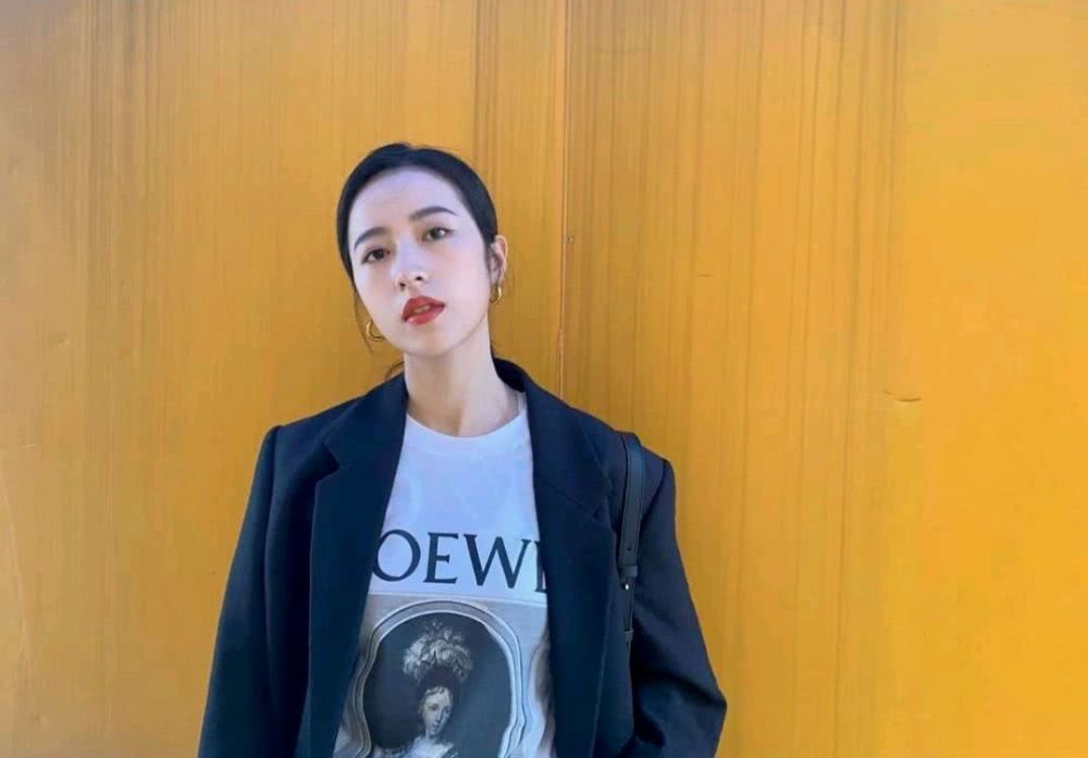 周雨彤穿米白色工装搭配同色系休闲裤,又酷又时尚