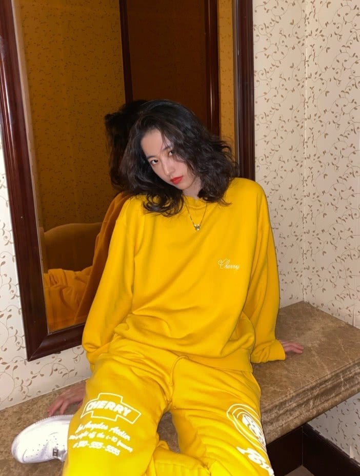 周雨彤穿“洞洞AJ”秀腿,潮到不敢正眼看她