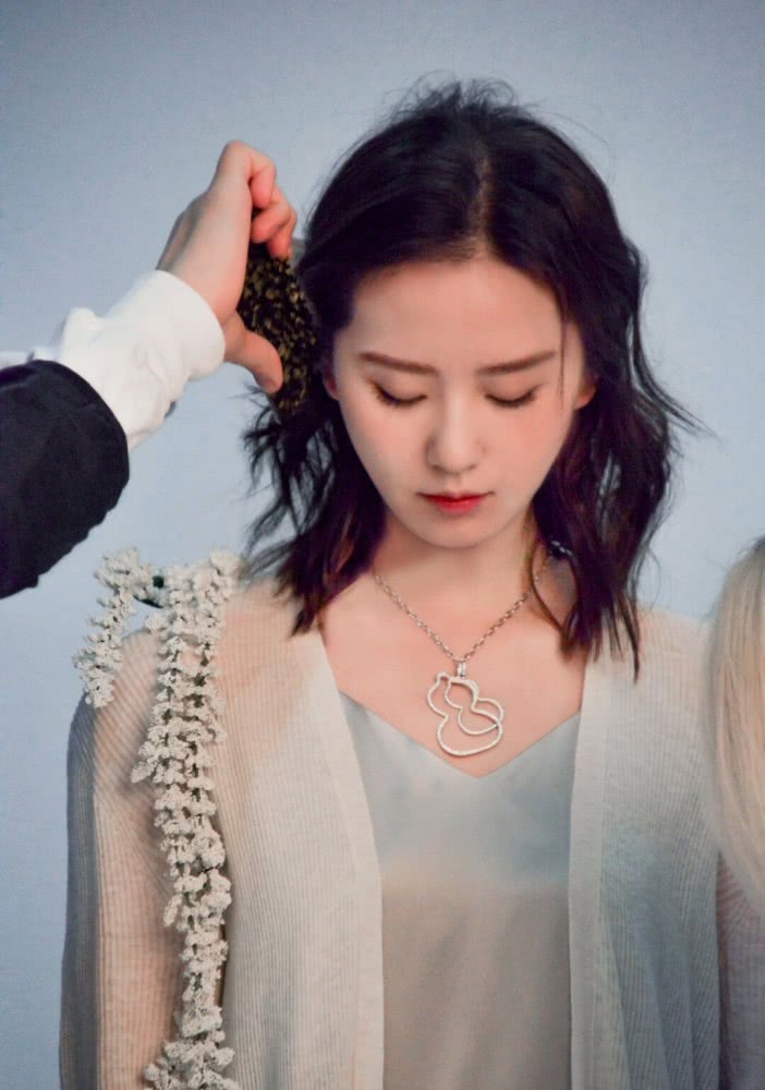 刘诗诗白色纱裙穿出婚礼效果,肩颈线条如同天鹅,这气质绝了!