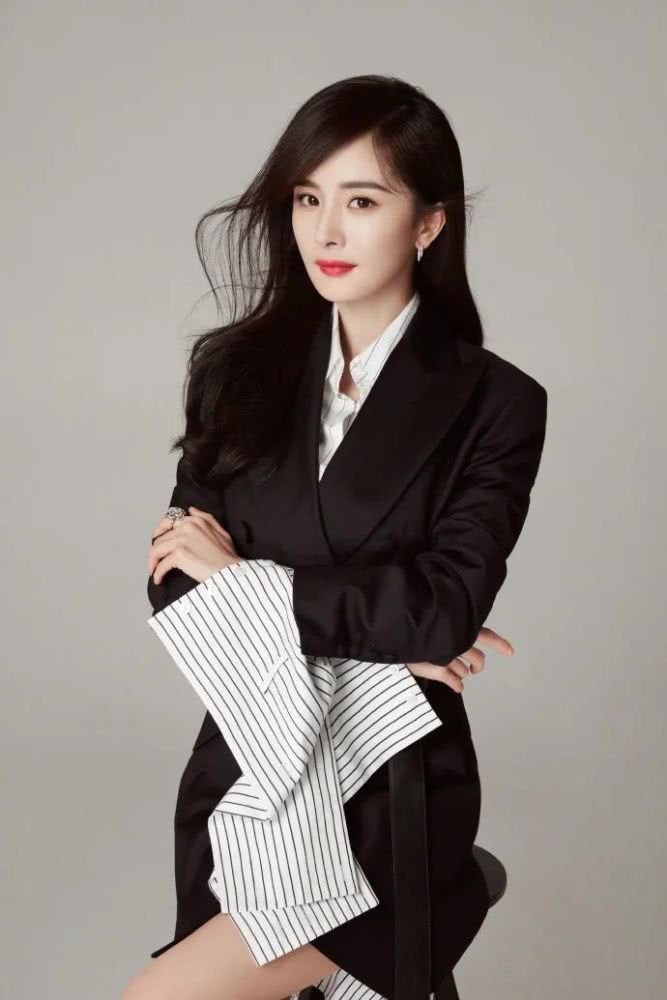 杨幂顶着“高原红”拍时尚杂志,高级感一点都不差