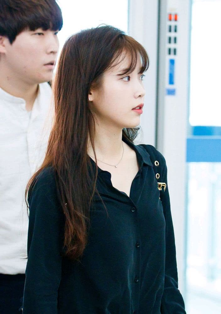 李知恩身穿黑色衬衫配蓝色牛仔热裤,轻松秀出甜美好身材