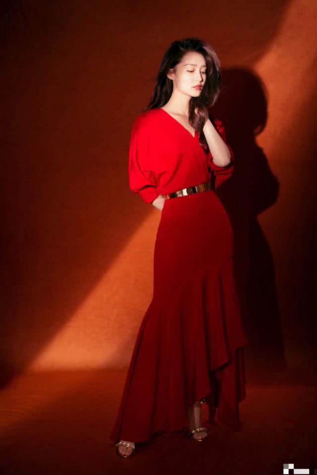 李沁也走起了港风路线,火红裙装配蓬松大波浪美的复古张扬