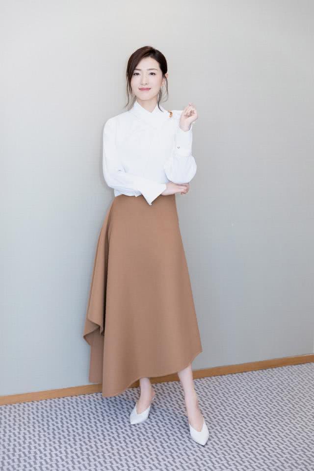 万茜气质温婉独特,穿梅子色斜肩连体裤优雅高贵