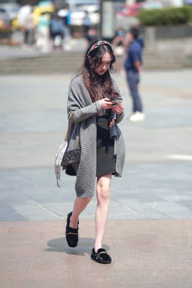 国内街拍：2020流行这款刘海，一点也不非主流