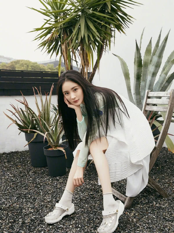 杨幂挑战微醺妆,红红脸蛋配可爱双马尾太显嫩了