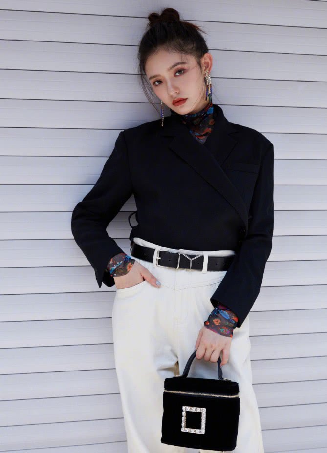 林允穿西装都能塞进裤子里,腰有多细都不知道