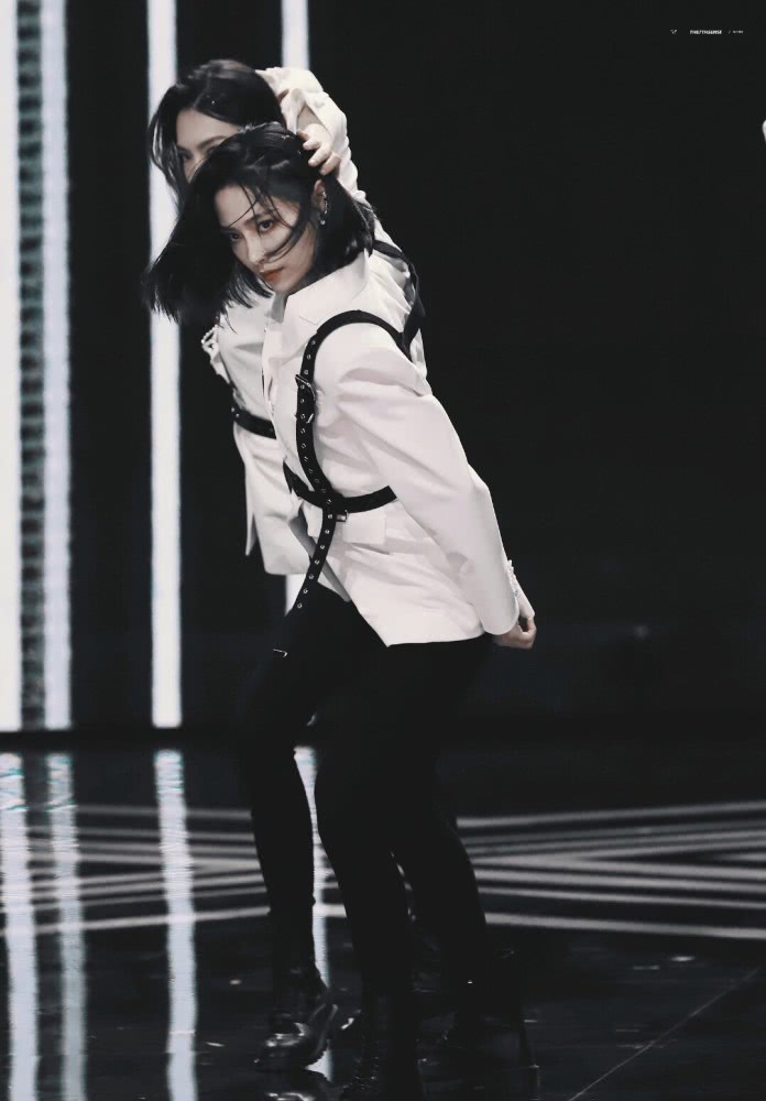 超A绝美舞担许佳琪,台上台下判若两人,短发可盐可甜还能御姐