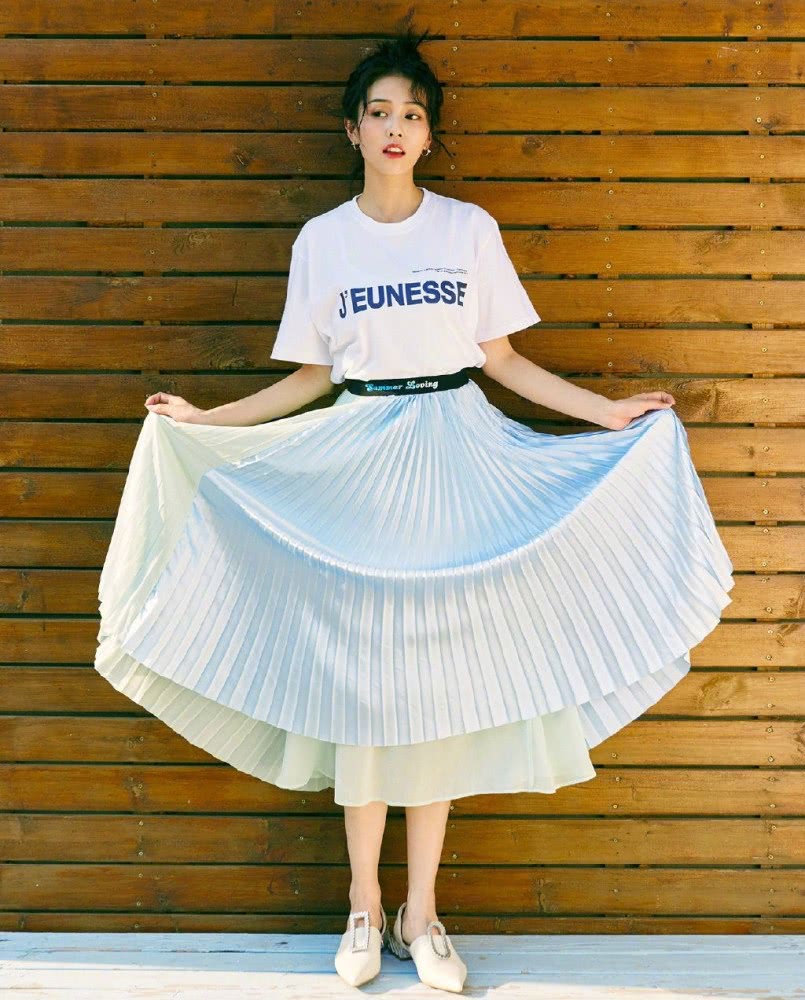 白鹿穿碎花装配锁骨发拍时尚写真，复古甜美