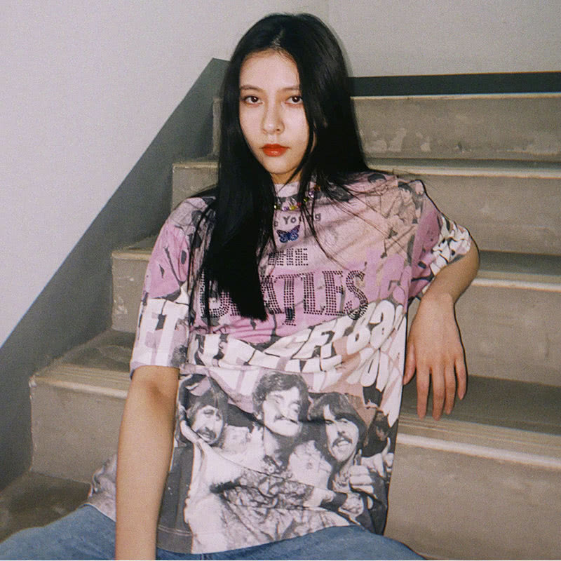 宋妍霏身穿披头士联名T恤搭配印字阔腿裤,演绎复古俏皮感
