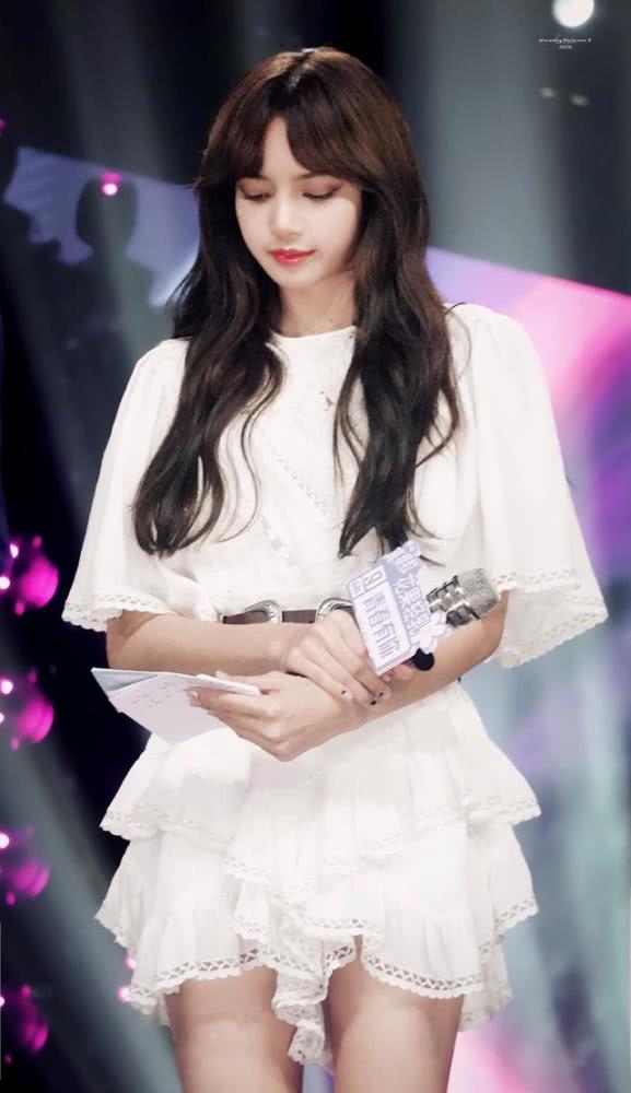 “人间芭比”LISA时尚穿搭合集，果然是百变女神