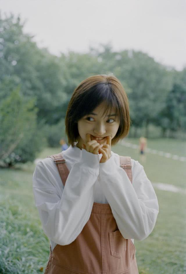 甜系少女沈月穿搭雷人?看这些简约雅致搭配,也太美了