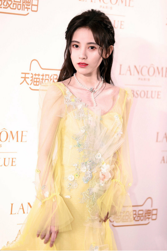 女星淡黄色长裙穿搭大赏,倪妮大气优雅,热巴精致像小公主