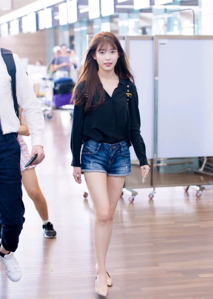 李知恩身穿黑色衬衫配蓝色牛仔热裤,轻松秀出甜美好身材