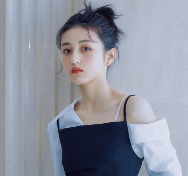 张子枫太会穿，私服礼服随意拍，妹妹真好看