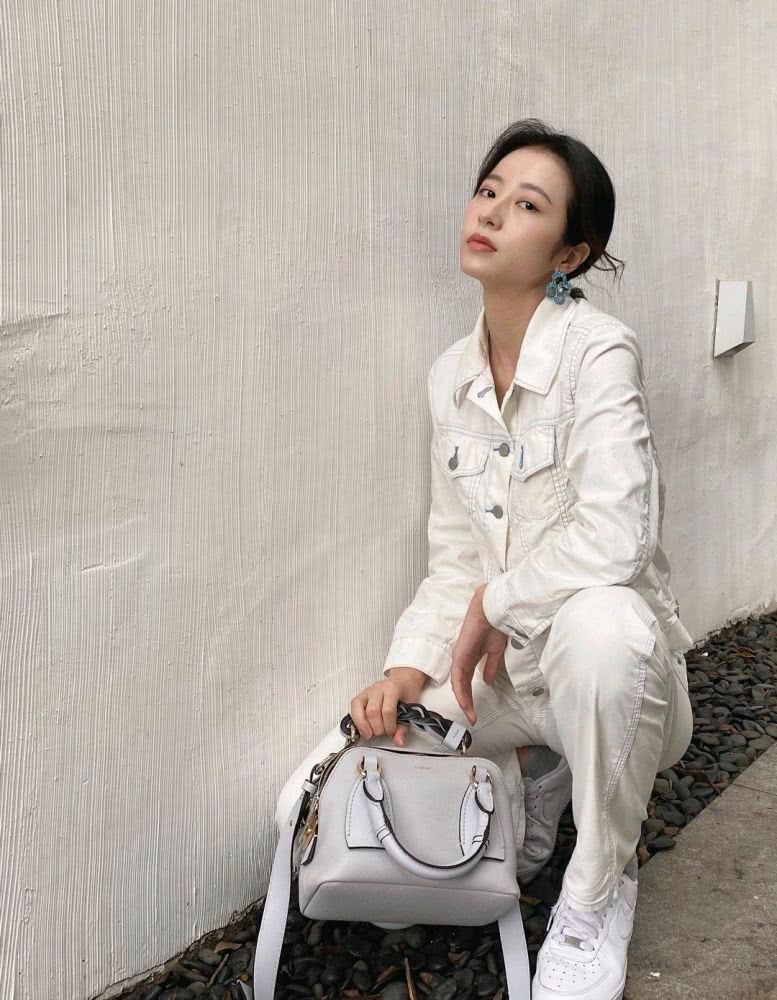 周雨彤穿米白色工装搭配同色系休闲裤,又酷又时尚