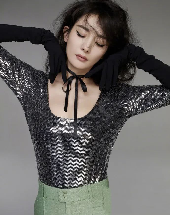 杨幂顶着“高原红”拍时尚杂志,高级感一点都不差