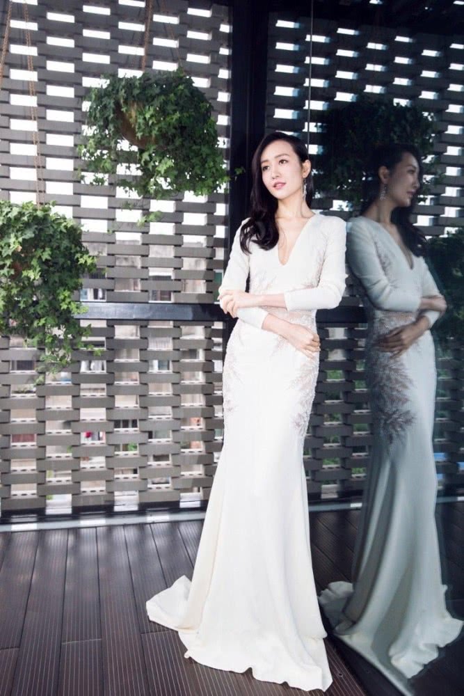王鸥穿白色礼服太有气质，侧边“雕空”设计太性感