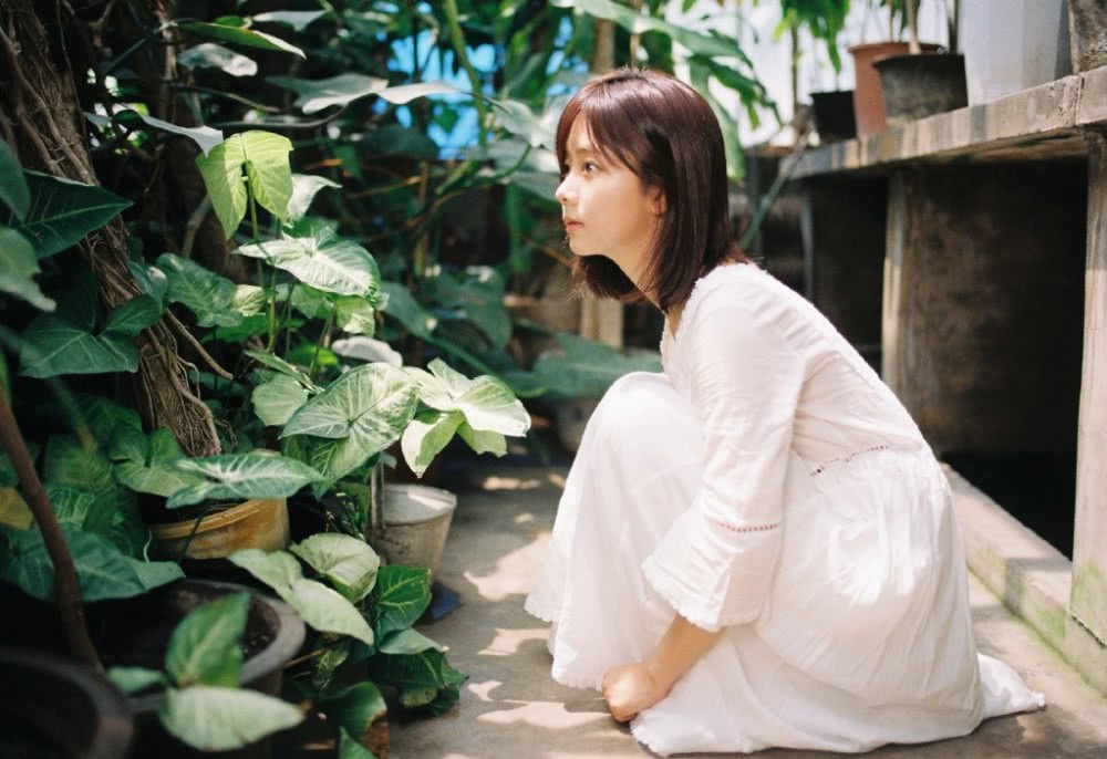 谭松韵穿衣轻纱裙绑个小辫子,看起来只有18岁