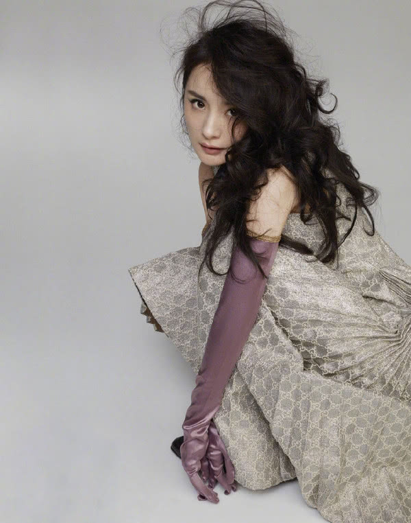 杨幂挑战微醺妆,红红脸蛋配可爱双马尾太显嫩了