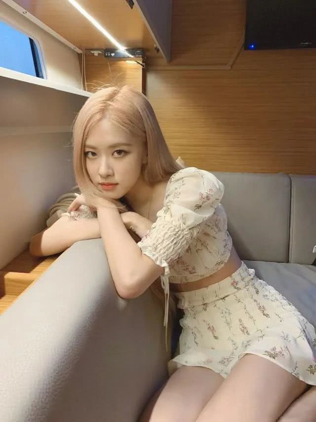 又美又撩又清纯让人欲罢不能，穿上好看到爆炸！