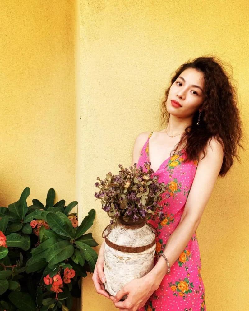 喜欢复古风的女生，不妨烫个羊毛卷