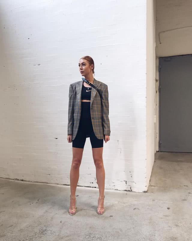 2020流行骑行裤搭配高跟鞋，看似不搭穿上却时髦还显高