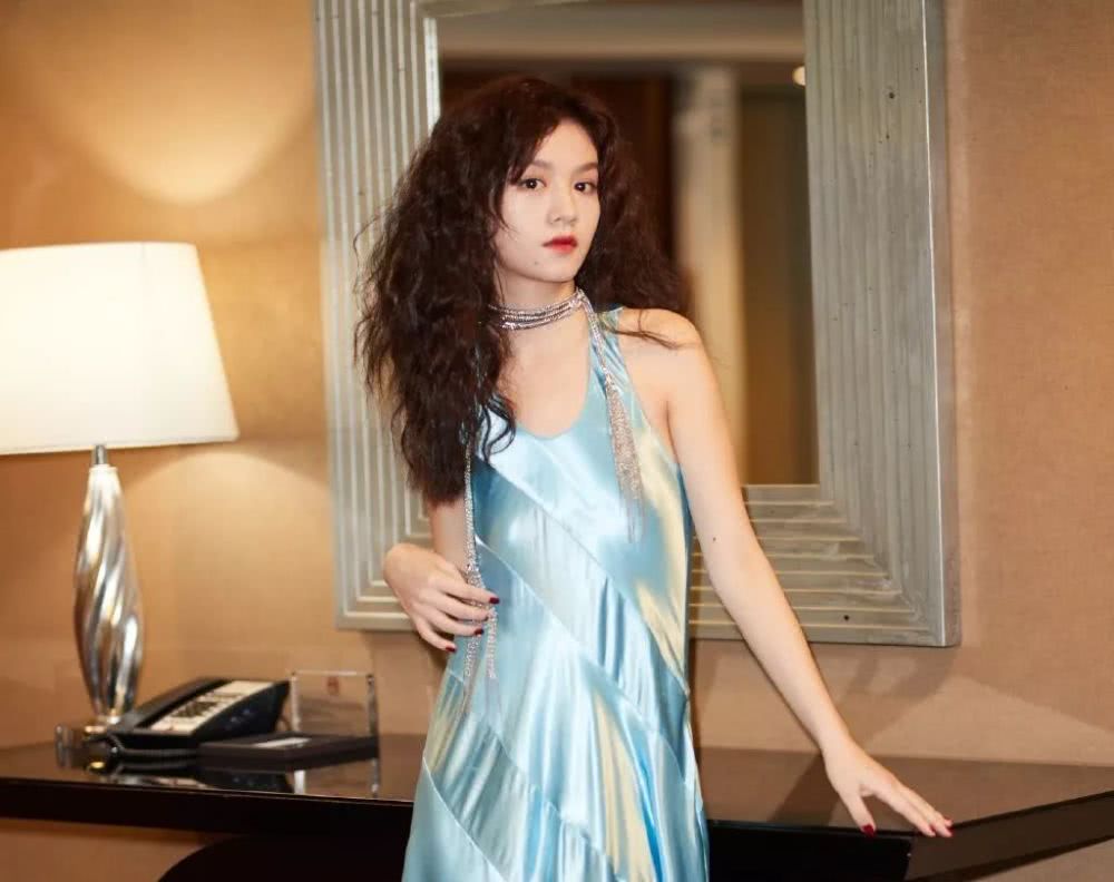 喜欢复古风的女生，不妨烫个羊毛卷