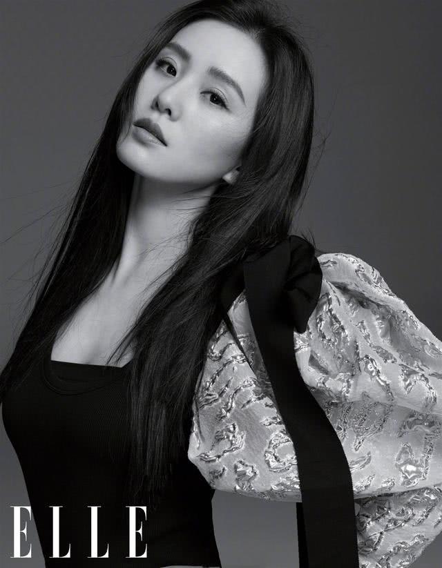 刘诗诗重塑黑长直发造型,静雅沉稳不失活泼散发幸福气息