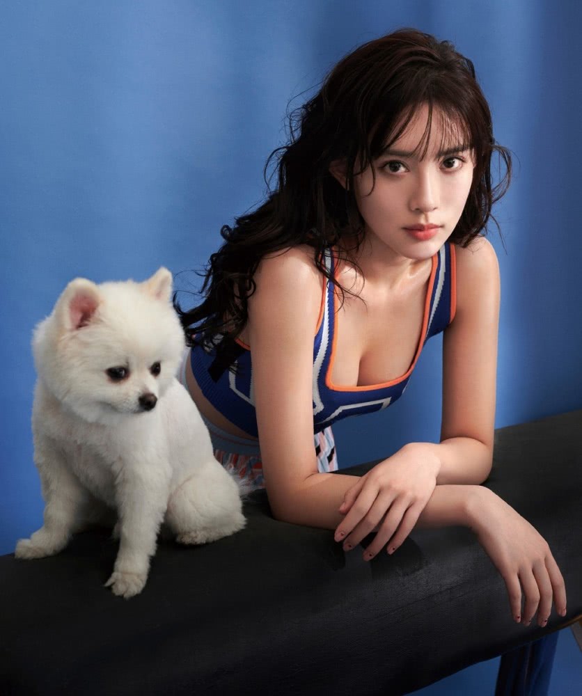 孟子义简单白T“改成”露脐装，小蛮腰身材太好