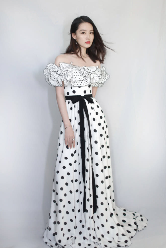 李沁穿波点上衣美成小仙女,搭对短裤腿又细一圈